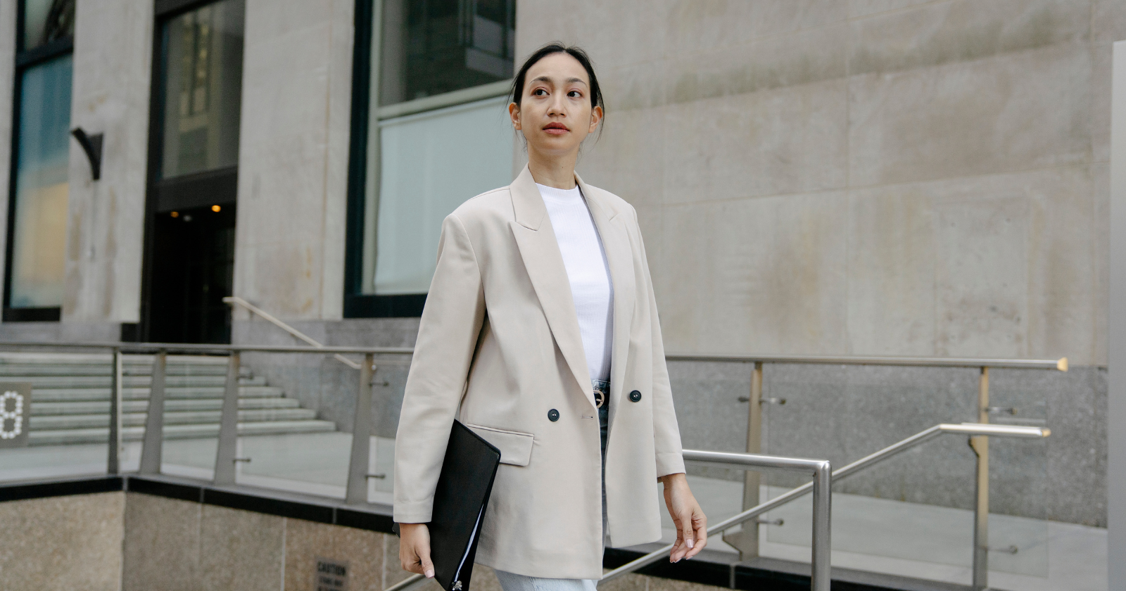 People who command respect without saying a word usually practice these 7 subtle body language habits