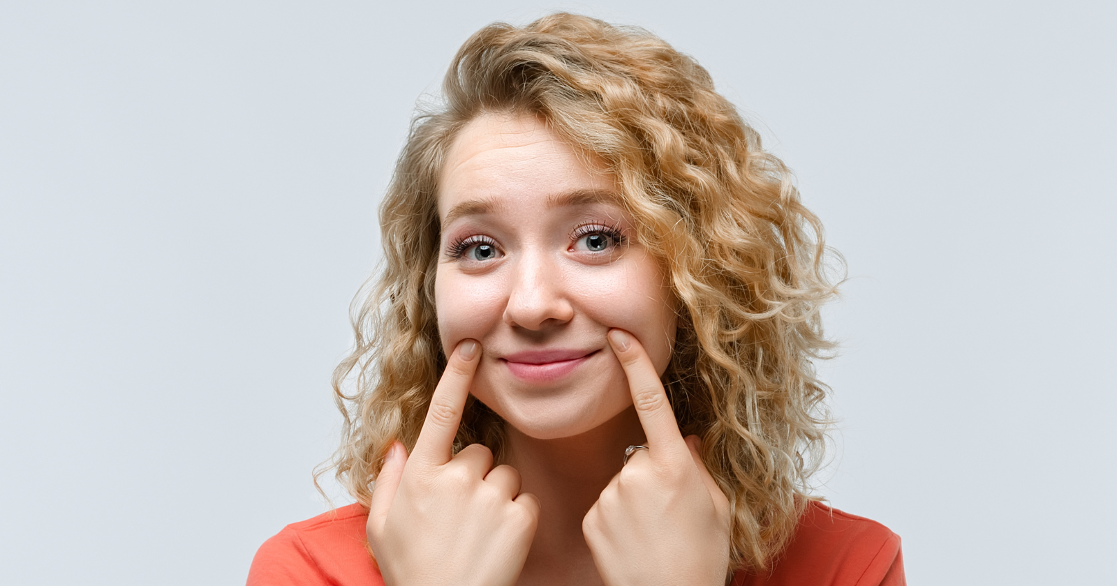 7 signs someone secretly dislikes you but hides it behind a smile, according to psychology