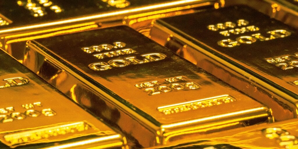 US Could Sell Gold, Tap Treasury Funds to Build Bitcoin Reserve: Standard Chartered - Decrypt